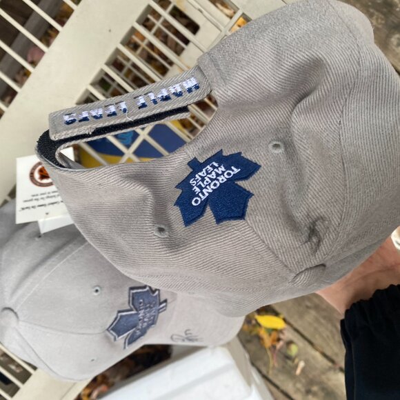 2X AUTOGRAPHED SIGNED Toronto Maple Leafs Hats BNWT Svoboda MacLean Darby Yanic - Picture 7 of 9